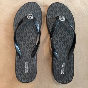 MK platform flip flops